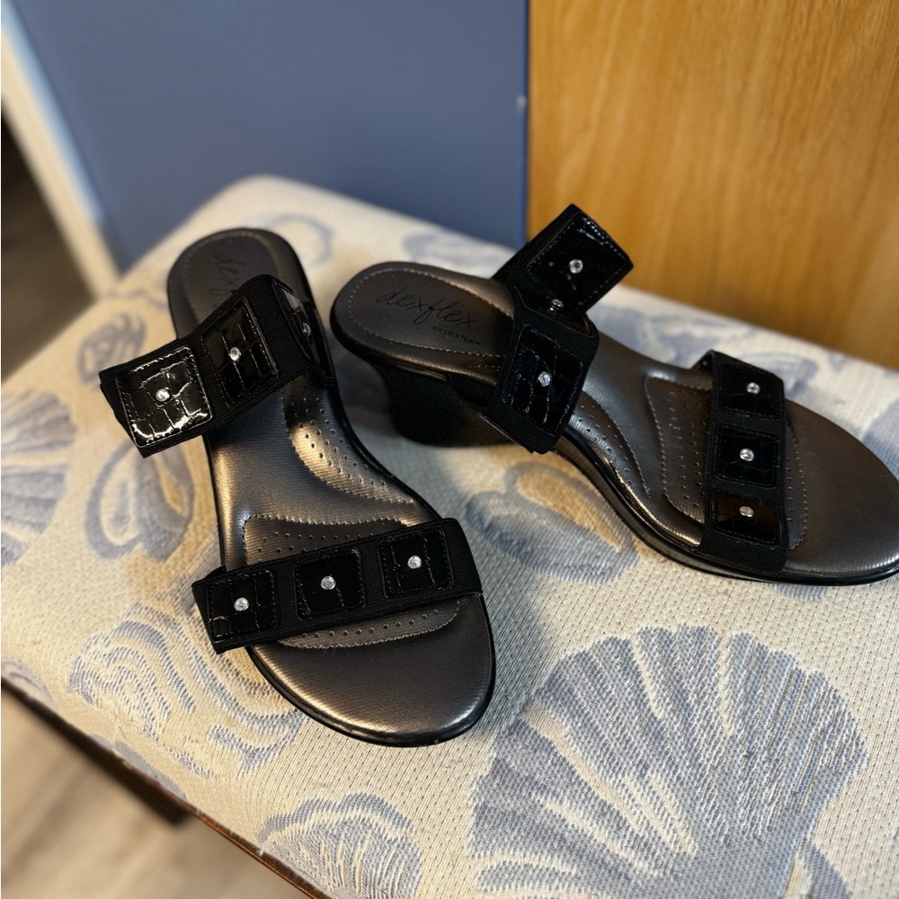DexFlex by Dexter. Cushiony Elegant Black Women's Sandals - Picture 3 of 7